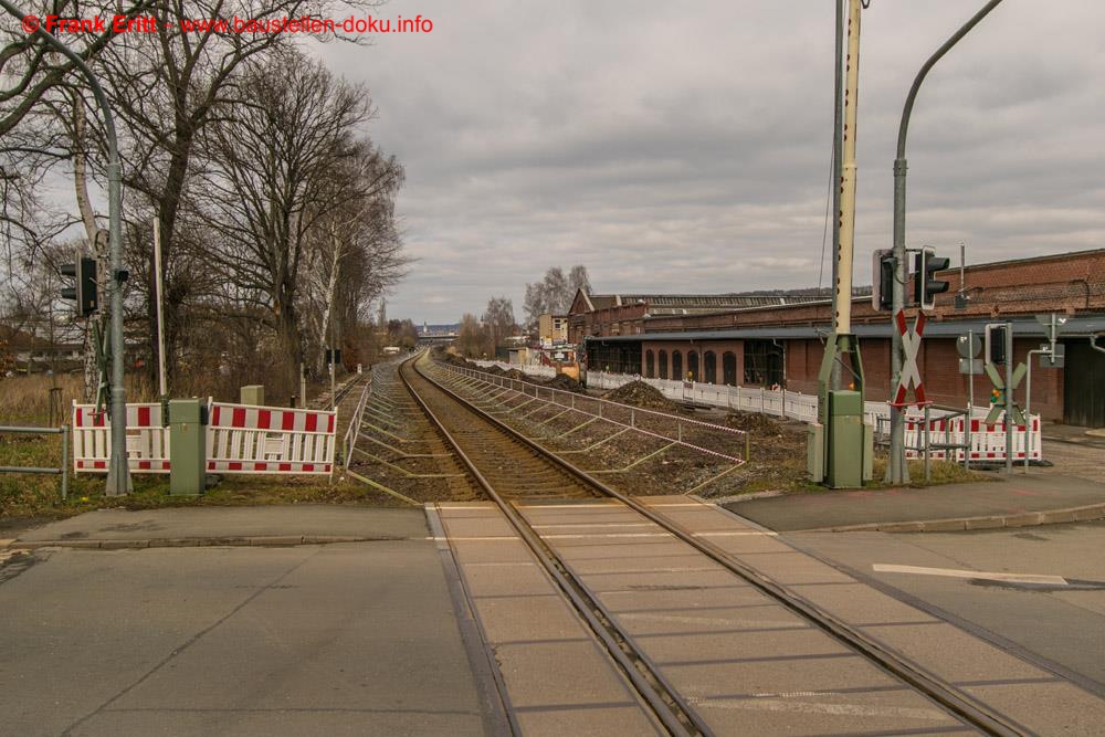 Blick vom Bahnübergang in der Lasurstraße nach Norden - Baufeldfreimachung für das 2. Gleis.