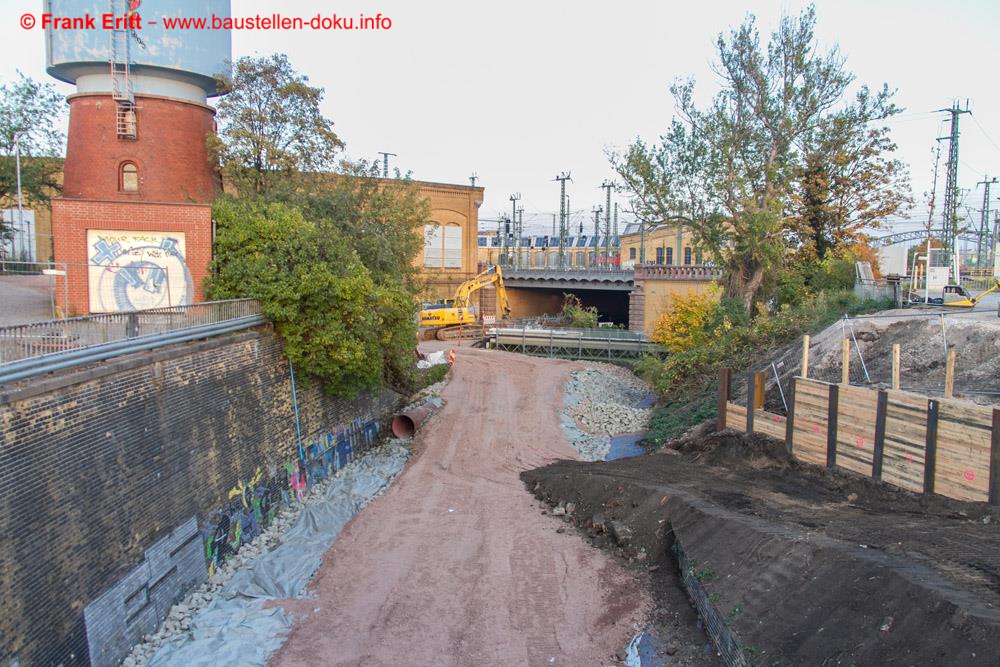 Die Parthe wurde überschütet um eine Baustraße für den Abbruch zu erhalten.