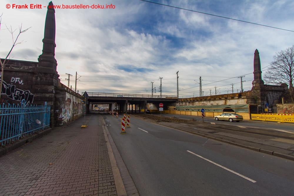 Der alte Brückenüberbau für 2 Gleise ist zurückgebaut.