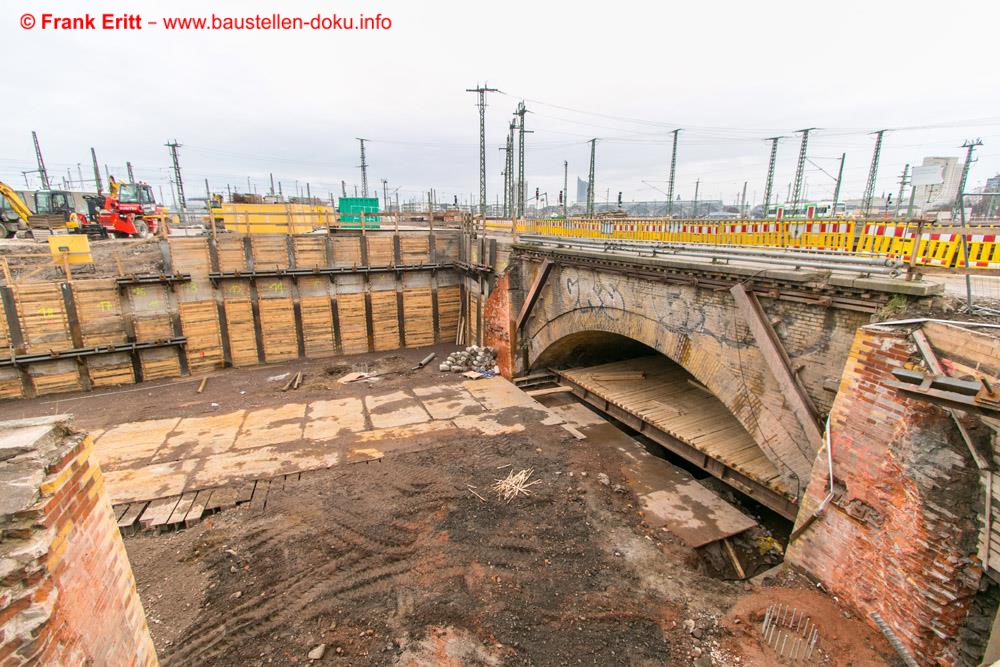 Am Ostende der EÜ Parthe wurden Bohrpfähle eingebracht.