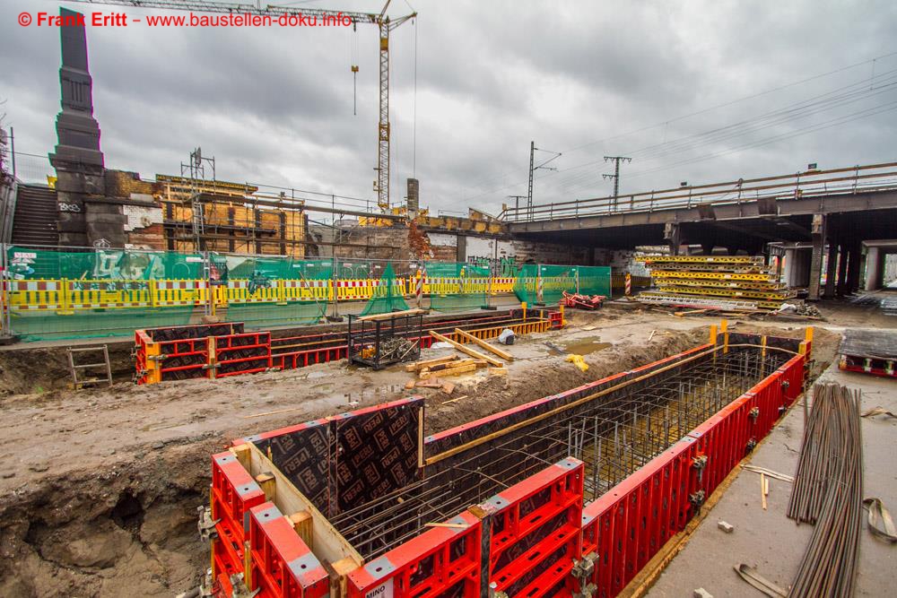 Die Fundamente der Mittelpfeiler entstehen auf den letzte Woche eingebrachten Bohrpfählen.