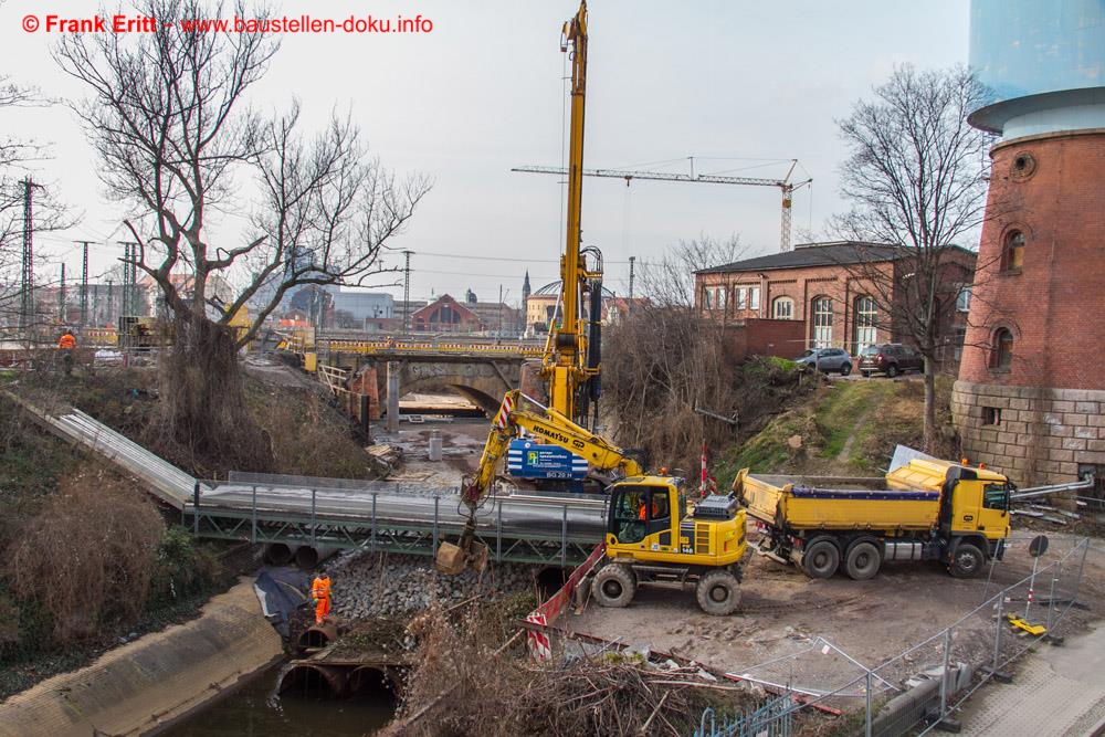 Blick von der EÜ Rackwitzer Straße auf der Baustelle der Parthebrücke. Äste und Urat müssen regelmäßig vor den Rohren abgeräumt werden.