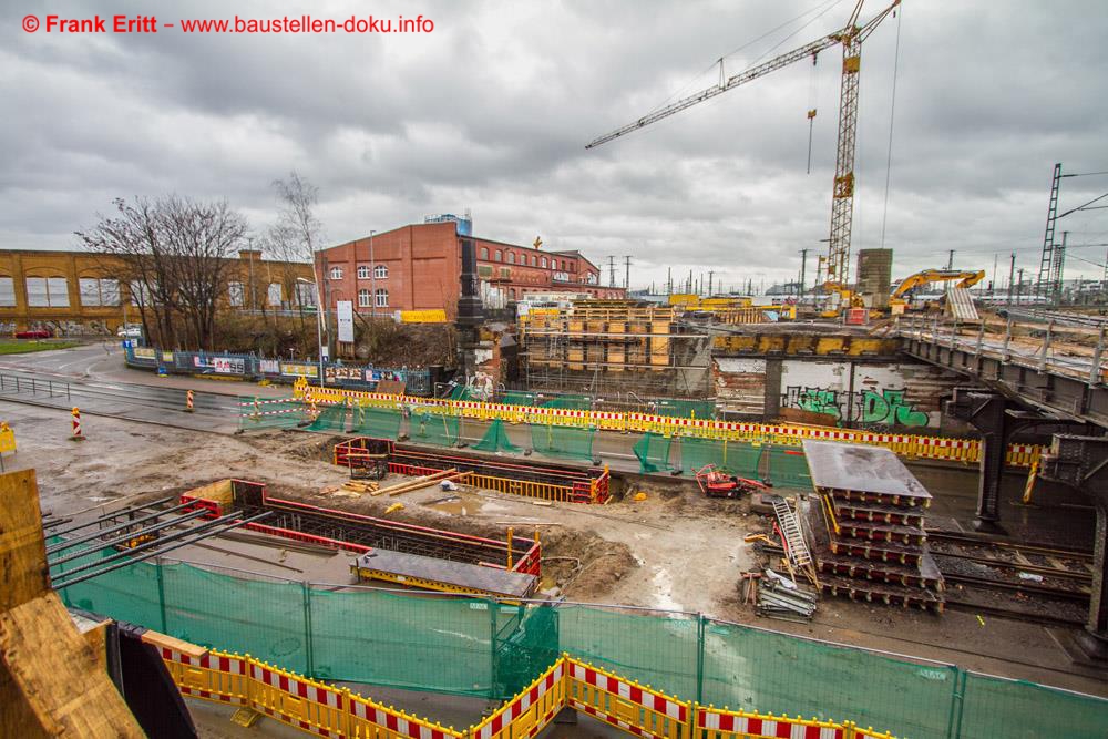 Blick vom Widerlager Nord auf die Baustelle.