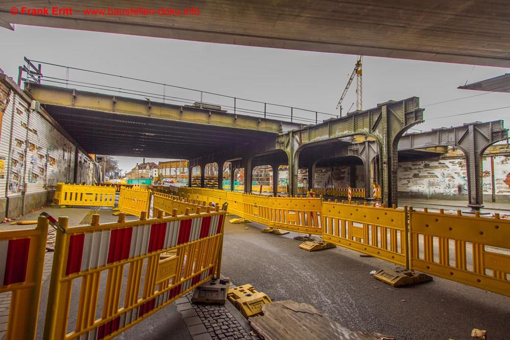 Der letzte Teil der alten Brücke steht zwischen den beiden neuen.