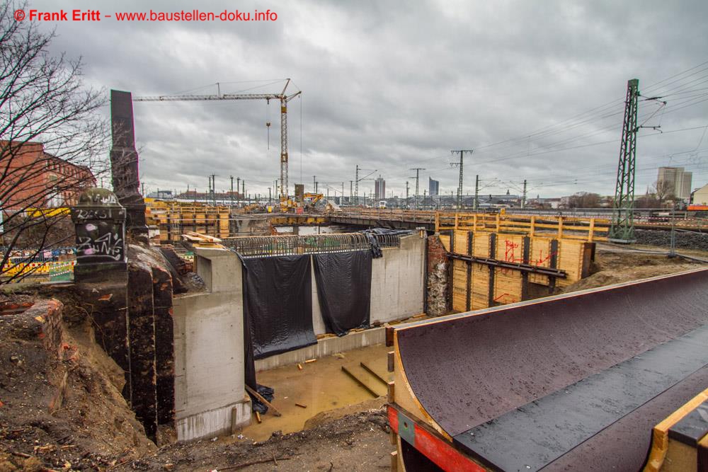 Blick hinter das Widerlager Nord. Die Pfeilerschalung liegt schon bereit.