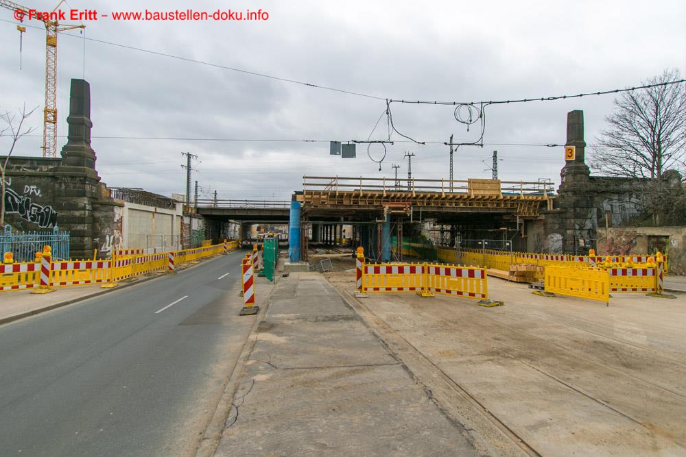 Der erste Brückenüberbauabschnitt wurde eingeschalt und bewehrt.