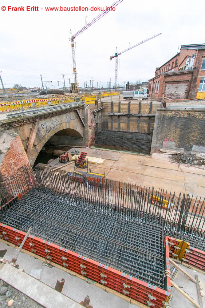 An der Norseite werden die ersten Fundamente der Stützwände bewehrt.