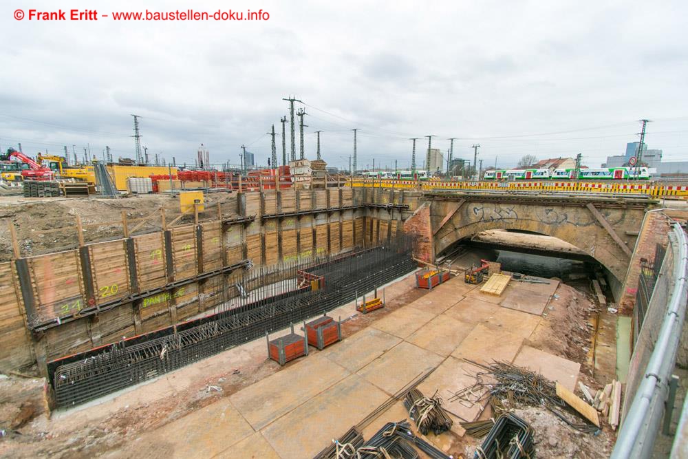 An der Norseite werden die ersten Fundamente der Stützwände bewehrt.