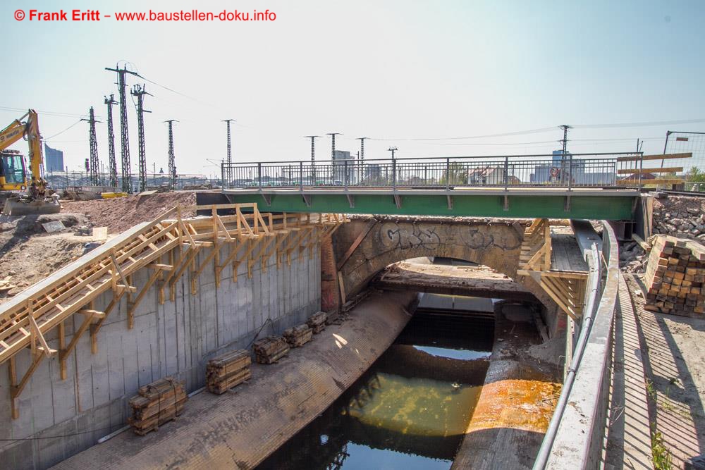 Eine Hilfsbrücke ermöglicht die Zufahrt zur Baustelle.