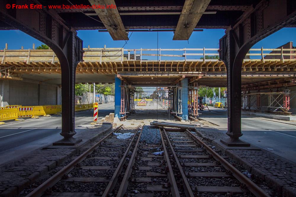 Das Traggerüst der Brücke wird derzeit entfernt.