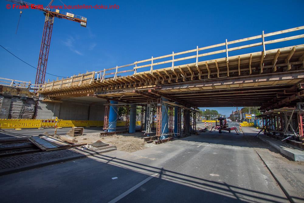 Das Traggerüst der Brücke wird derzeit entfernt.