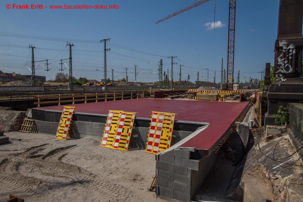 Die Brücke ist Rohbaufertig und wird derzeit abgedichtet.