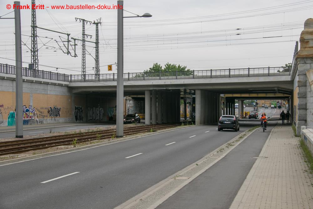 Blick in die Berliner Straße - der Verkehr läuft wieder.