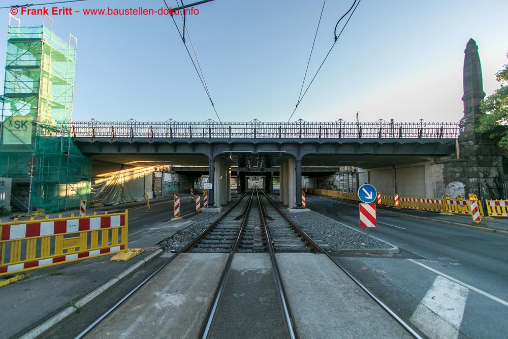 Das historische Geländer und ein Brückenträgerquerschnitt ist saniert zurückgekehrt.