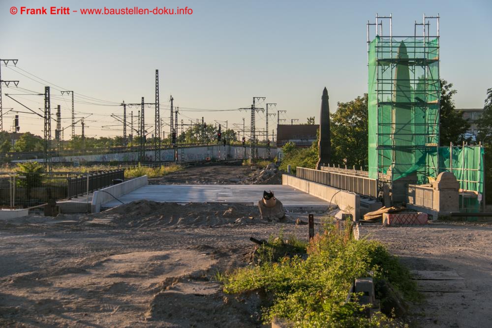 Die neue Brücke über die Berliner Straße ist fertig gestellt.