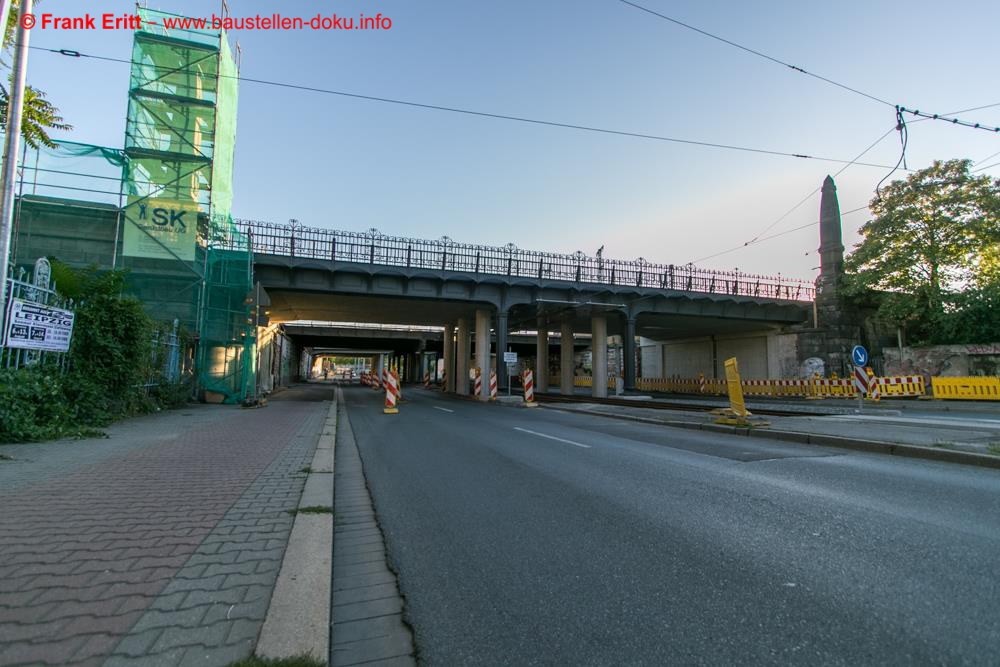 Das historische Geländer und ein Brückenträgerquerschnitt ist saniert zurückgekehrt.