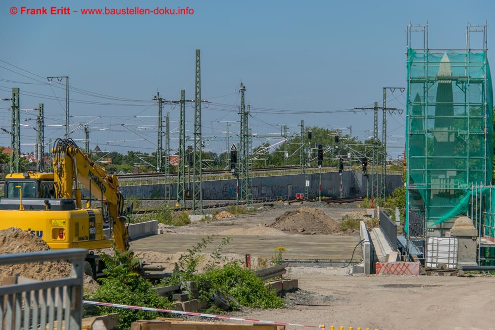 Die Brücke über die Berliner Straße ist nahezu fertig.