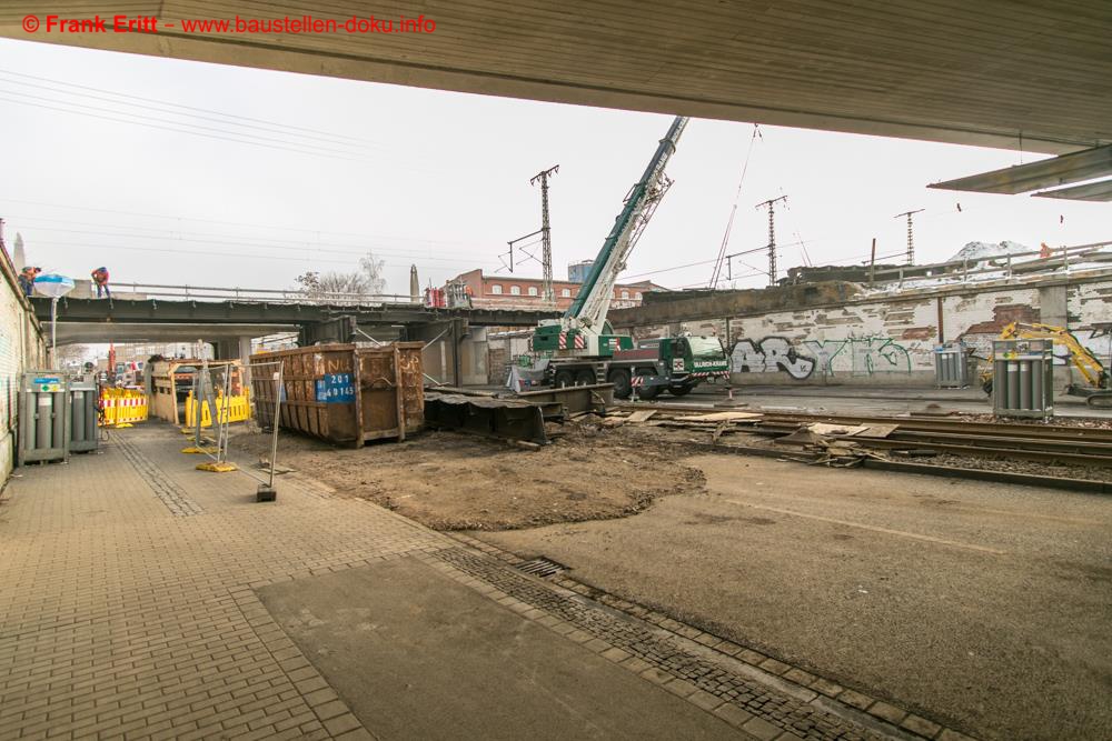 Das letzte Brückenfeld wird heute noch abgetragen.
