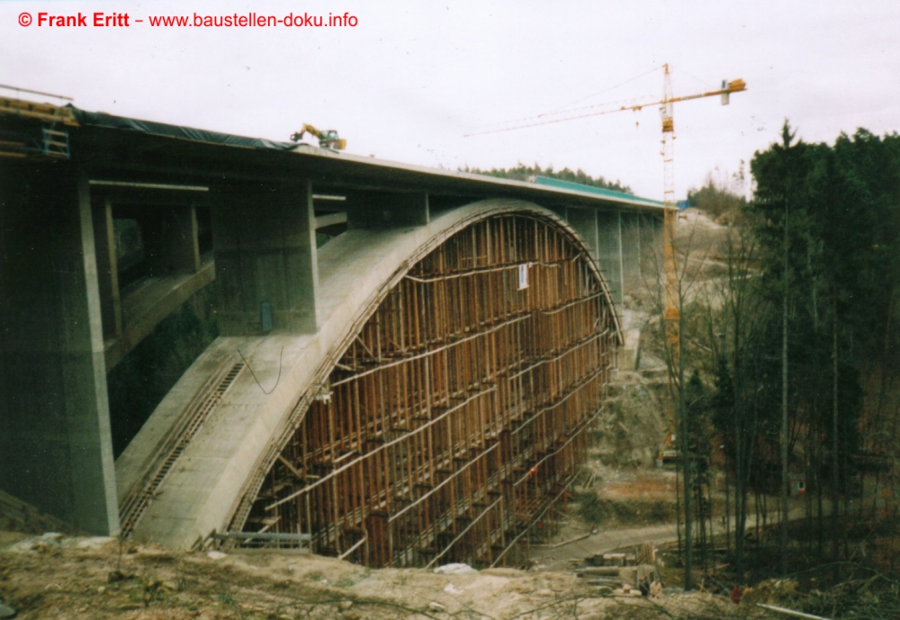 Neubau südliche Brücke mit Holztraggerüst für den Brückenbo