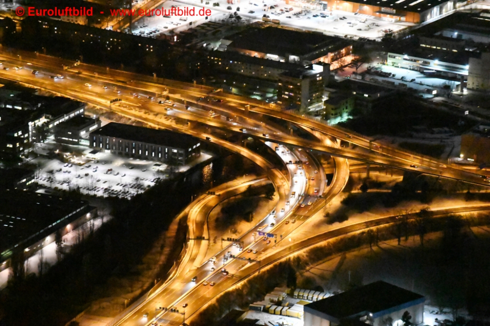 Nachtluftbild Verlauf der Bundesautobahnen A100 und A113 im Bere