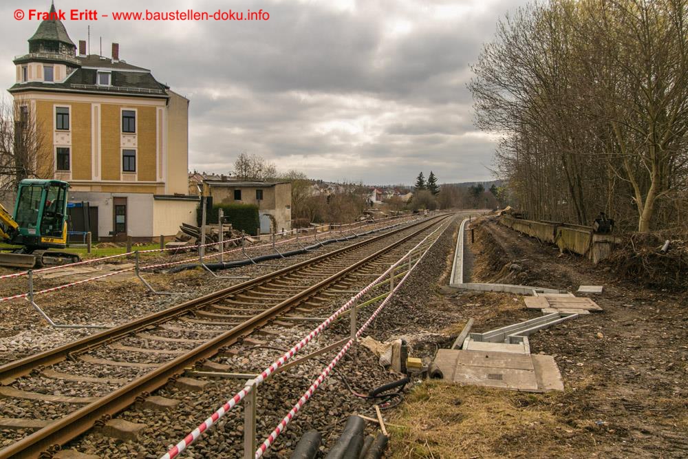 Blick vom Bahnübergang in der Lasurstraße nach Süden - Arbeiten an den Kabeltrassen.