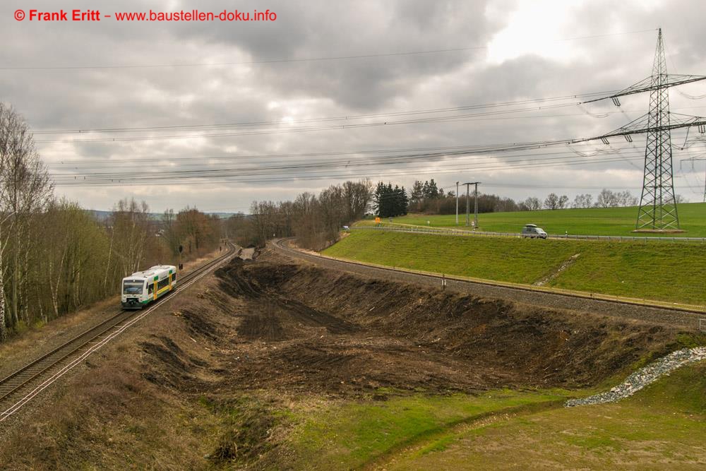 Blick von der Liebschwitzer Brücke nach Süden - links Strecke 6269 (Elstertalbahn) und rechts Strecke 6383 (Saalefeld-Gera)