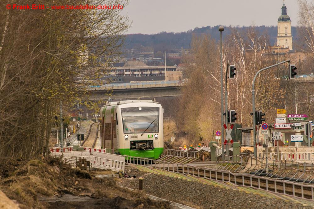 Der Zug quert den Bahnübergang in der Lasurstraße.