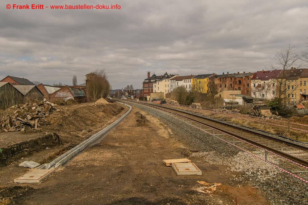 Etwas weiter Südlich wird das Gleis des Bahnsteiges in die Hauptgleise einmünden.