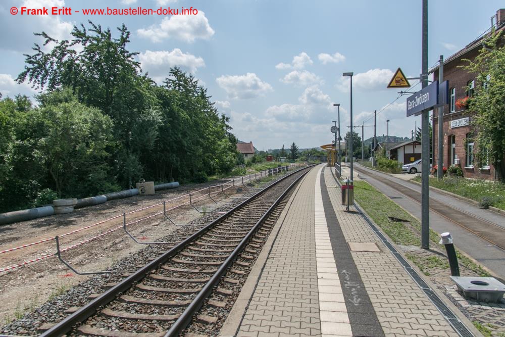 Bahnsteig in Gera Zwötzen mit Vorbereitung zum Einbau der Stahlrohre für die  Fundamente der Schallschutzwände.
