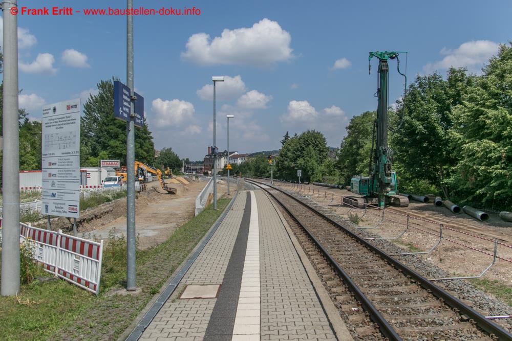 Bahnsteig in Gera Zwötzen mit Vorbereitung zum Einbau der Stahlrohre für die  Fundamente der Schallschutzwände.