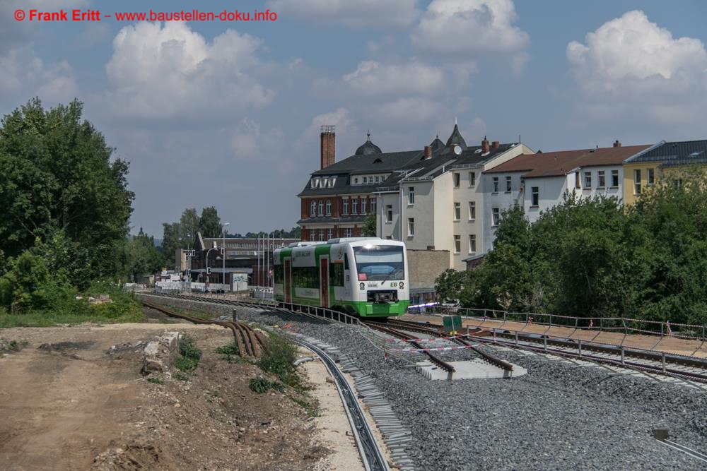 Abzweigweiche zum neuen Bahnsteig ist eingebaut.