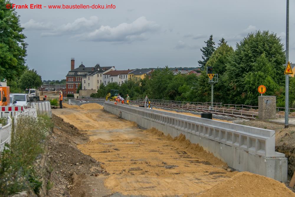 Vor der Bahnsteigkante fehlt noch ein Gleis.