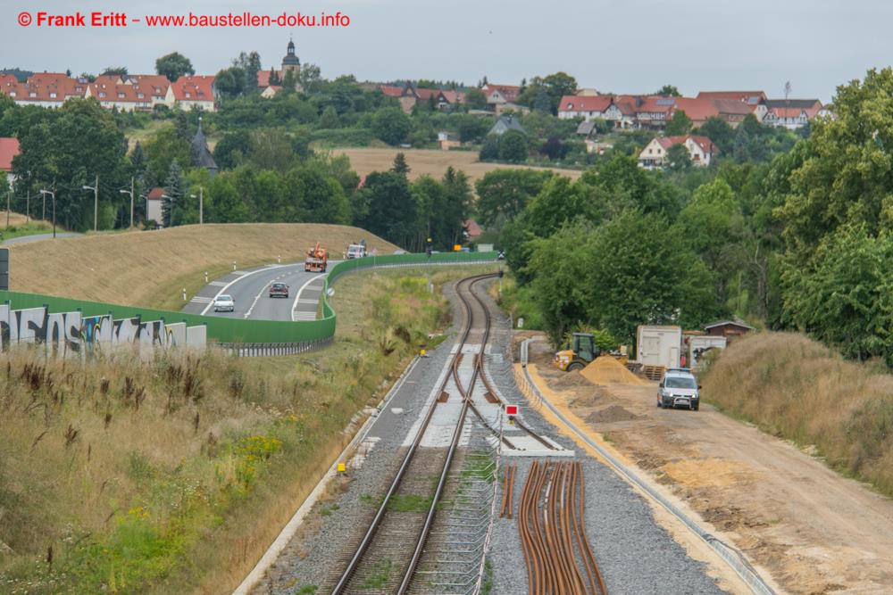 Blick Richtung Gera. Die ersten Gleise liegen und die Weiche ist montiert.