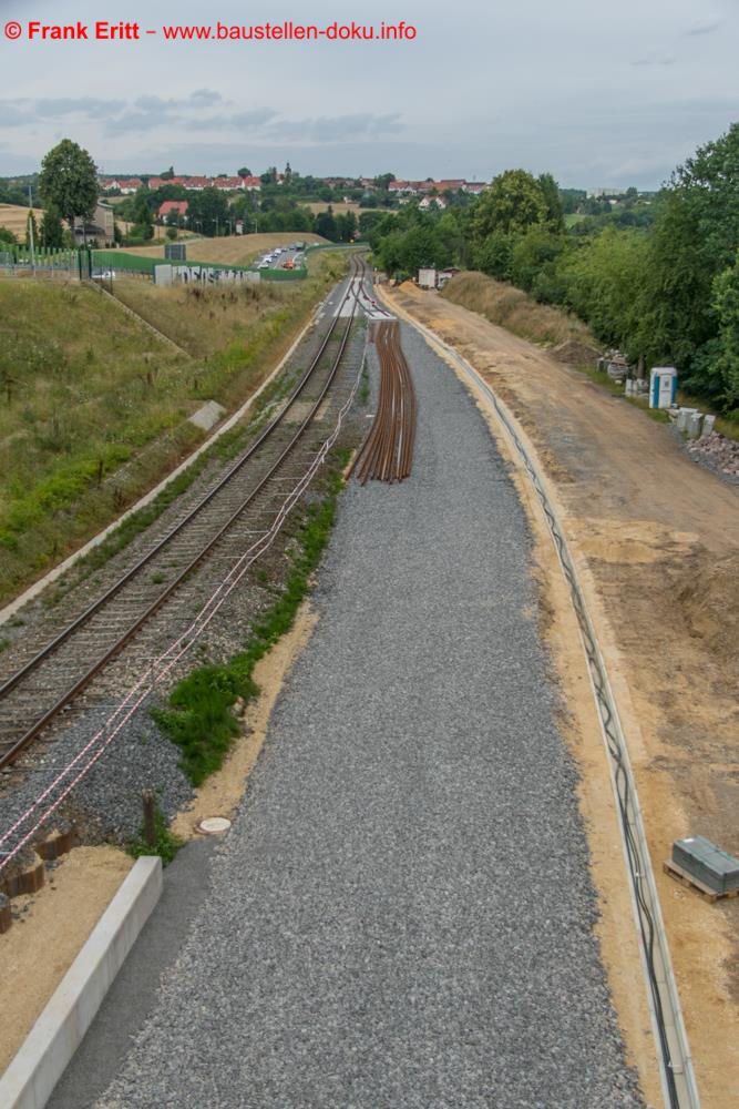 Blick Richtung Gera. Die ersten Gleise liegen und die Weiche ist montiert.