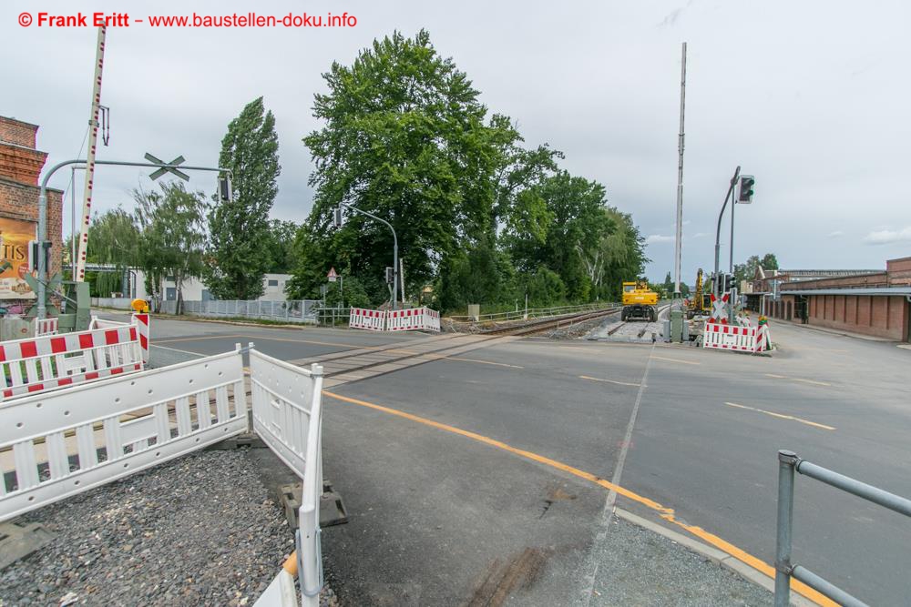 Am Bahnübergang Lasurstraße fehlt noch das zweite Gleis.