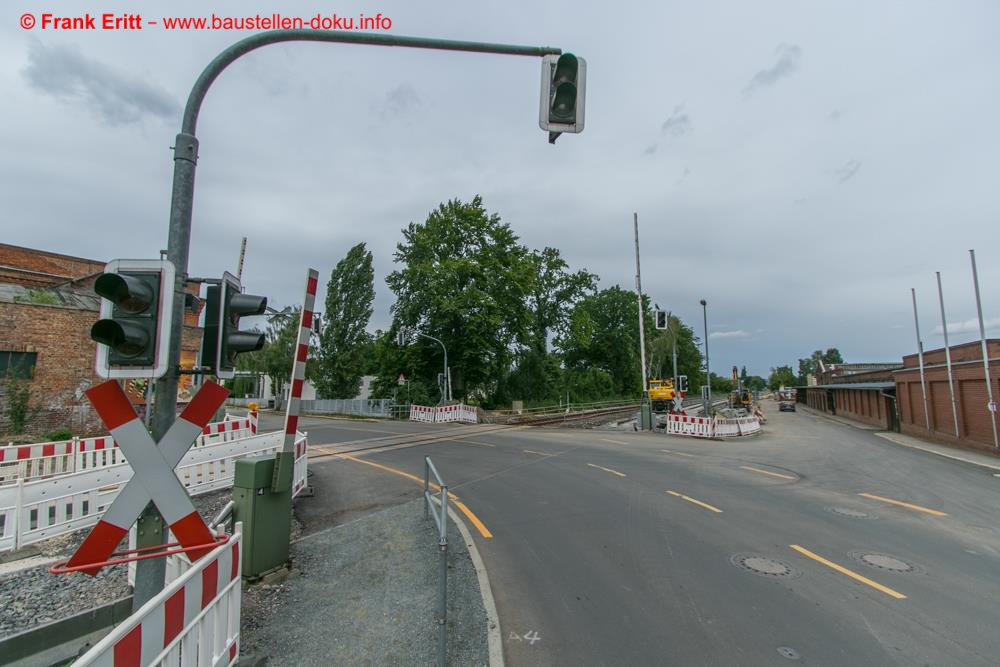 Am Bahnübergang Lasurstraße fehlt noch das zweite Gleis.