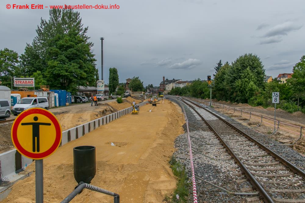 Hinter der Bahnsteigkante wird verfüllt.