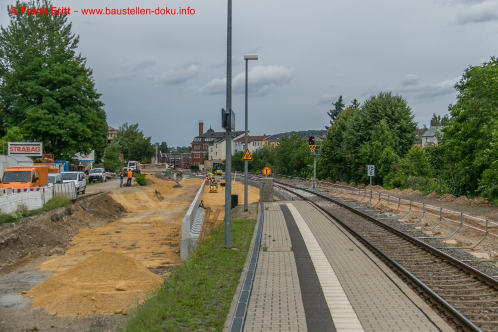 Am Bahnhof Zwötzen wurde die Bahnsteigkante fertig gestellt.