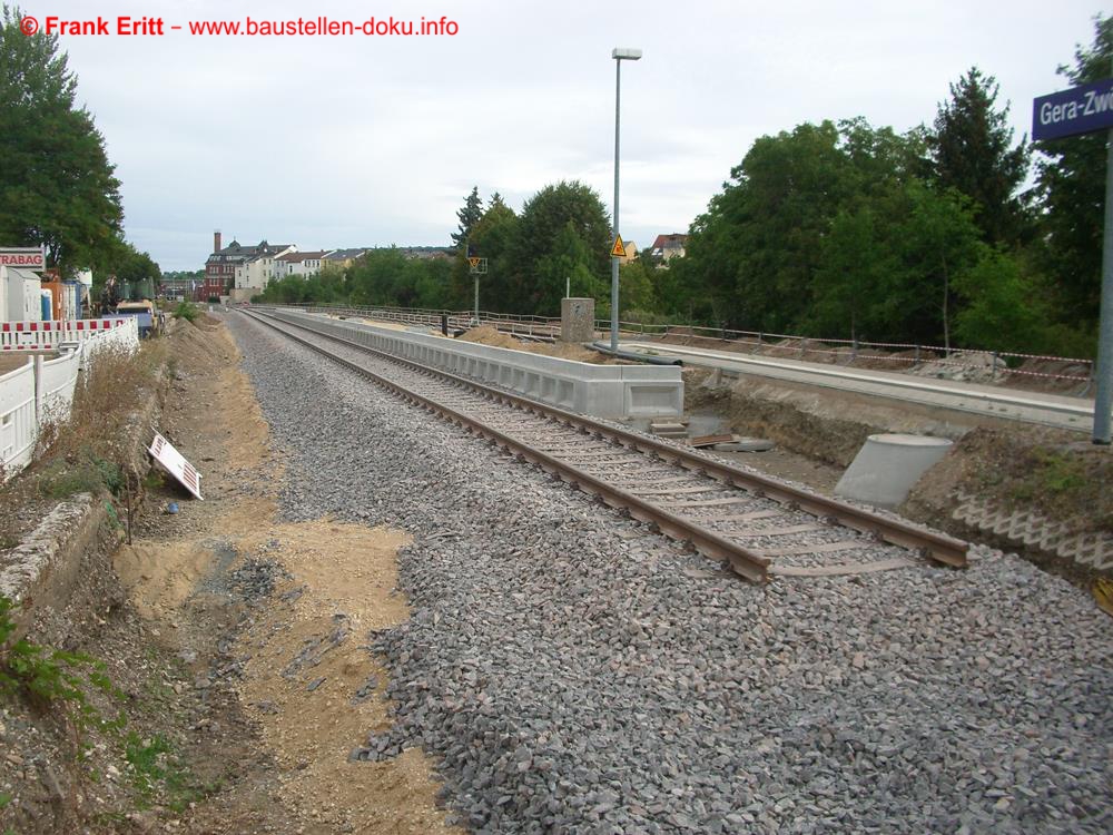 Das neue Gleis am Bahnsteig 2 ist fertig gestopft.