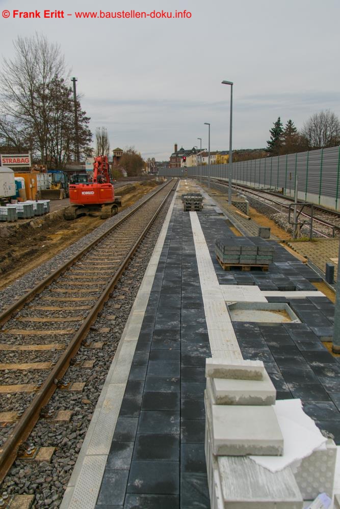 Derzeit wird der neue Bahnsteig hergestellt.