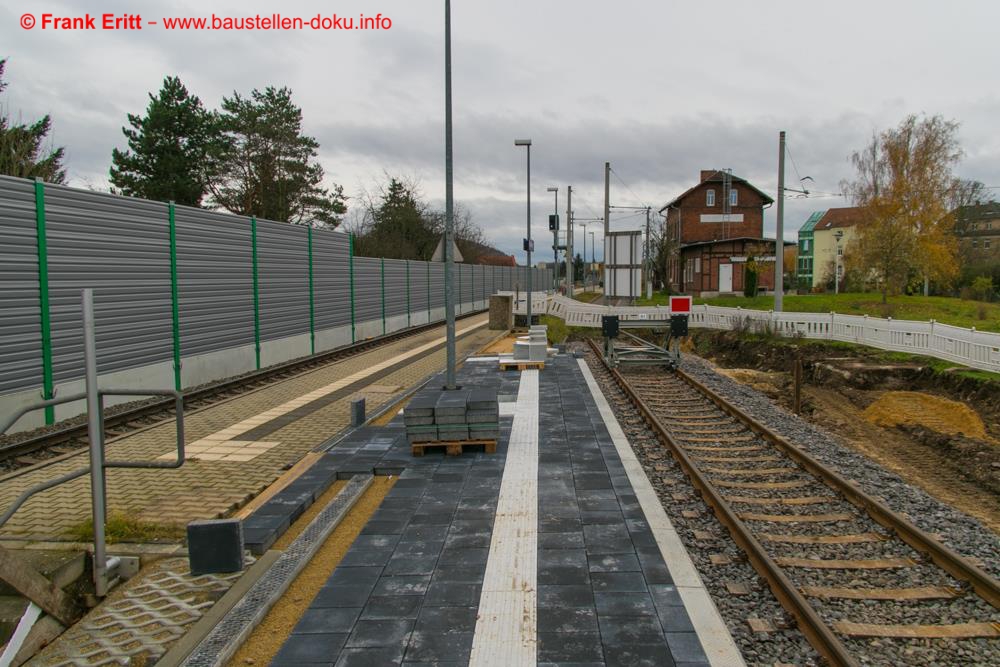 Derzeit wird der neue Bahnsteig hergestellt.