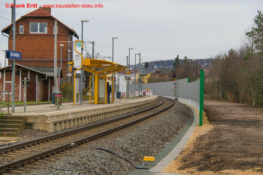 Blick auf den Bahnhof Gera Zwötzen - früher lag rechts noch das zweite Gleis.