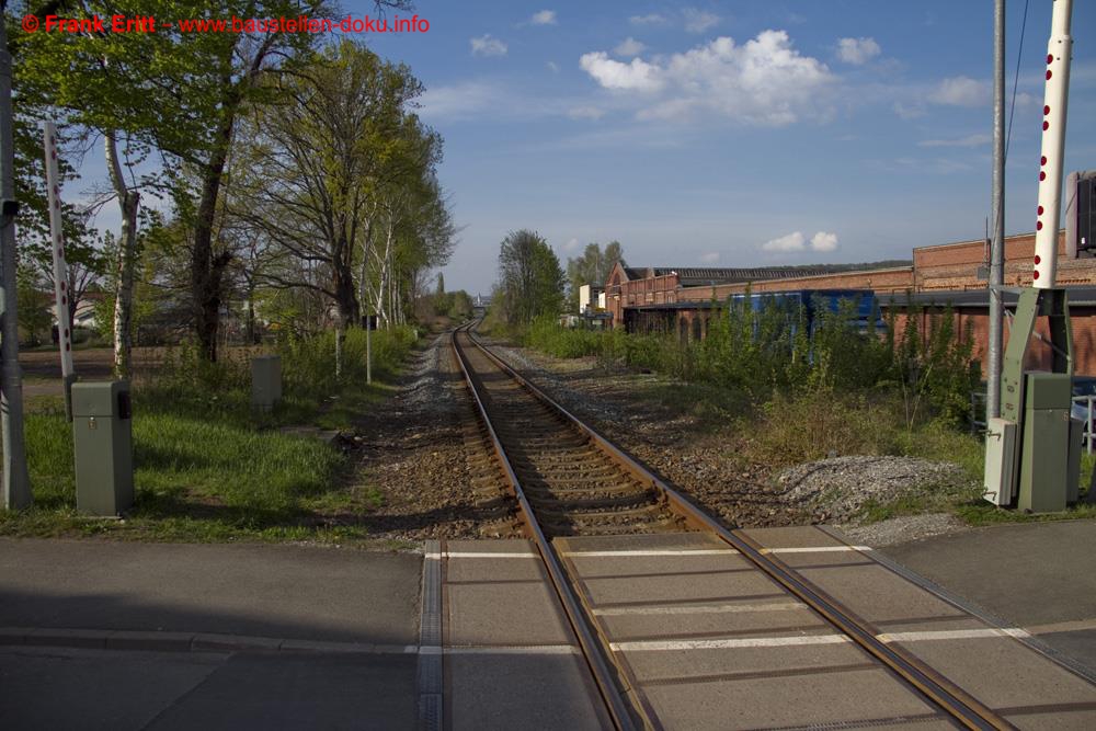 In der Langen Straße wird der Bahnübergang auf 2 Gleise erweitert.