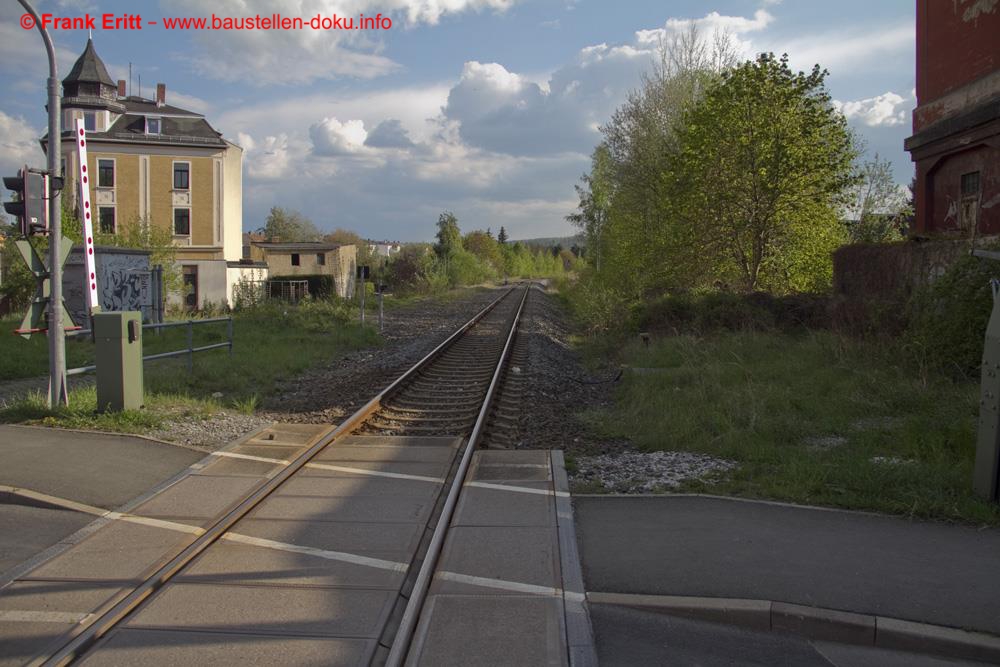 Für Fußgänger erhält der Bahnsteig einen extra Überweg.