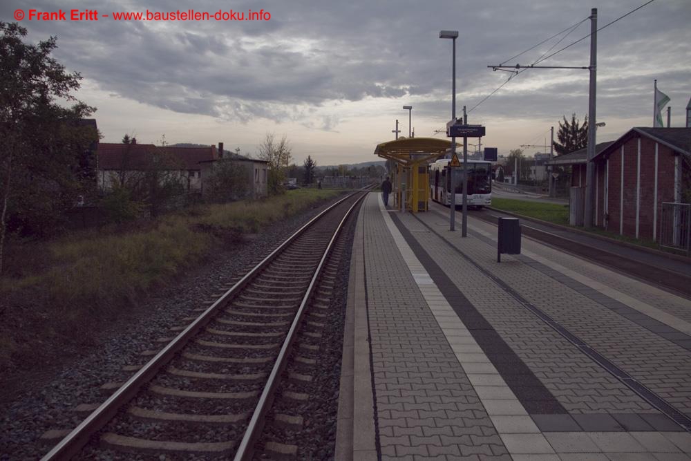 Der vorhandene Bahnsteig bleibt bestehen.