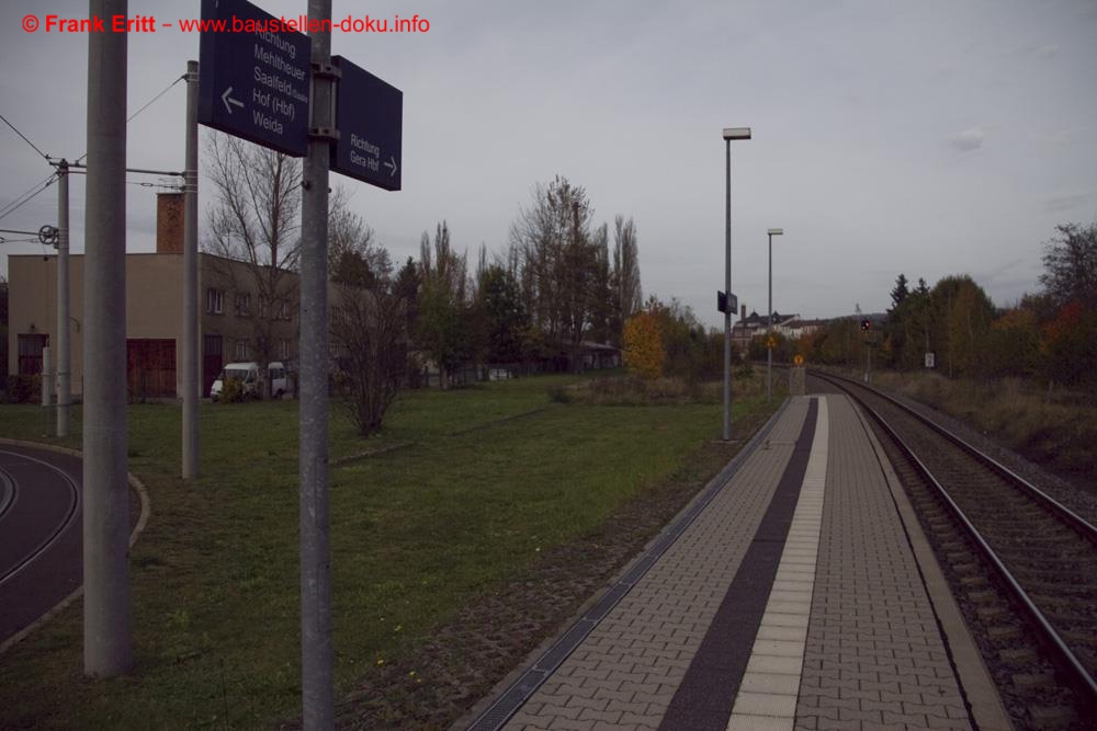 Dieser endet vor der Wendeschleife der Straßenbahn als Sackgleis.