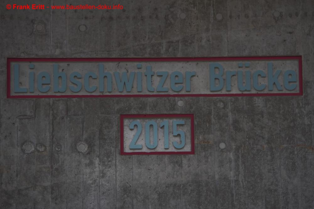 Die Liebschwitzer Brücke mit Innenschrift und Baujahr 2015 am Widerlager wurde noch farblich hervorgehoben.