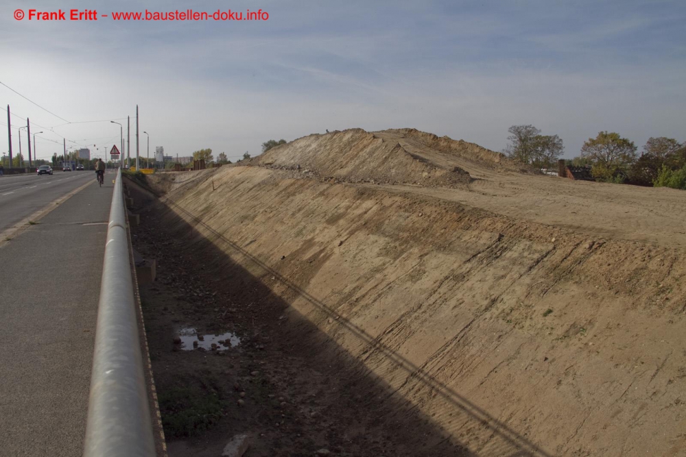 alte Antonienbrücke Ostteil mit Dammschüttung für die Behelfsbrücke