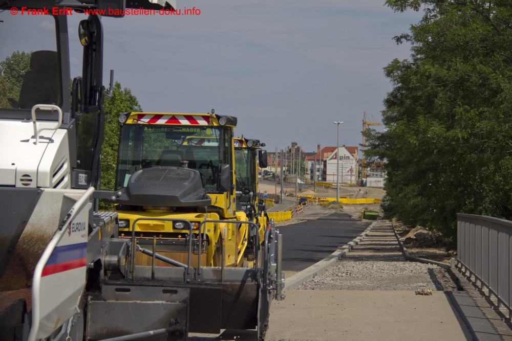 Einbau der neuen Trag- und Bilderschicht in der Antonienstraße in Richtung Grünau
