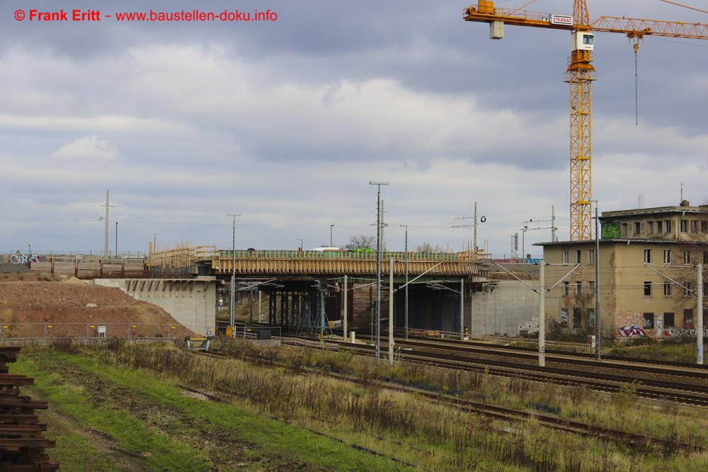 Blick zur neuen Brücke von Süden aus.